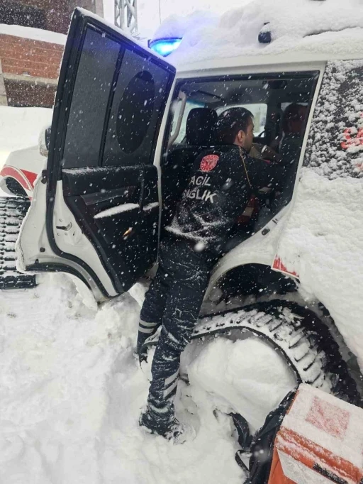 Yoğun kar yağışında sağlık hizmetleri durmadı
