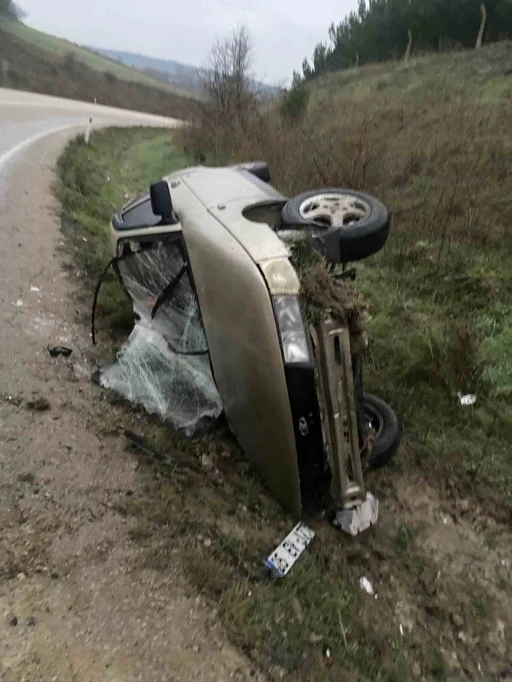 Yoğun sis beraberinde kaza getirdi: Devrilen otomobil s&uuml;r&uuml;c&uuml;s&uuml; yaralandı
