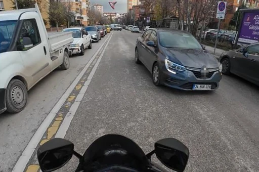 Yoğun trafikte ters yöne giren sürücü tehlikeye davetiye çıkardı
