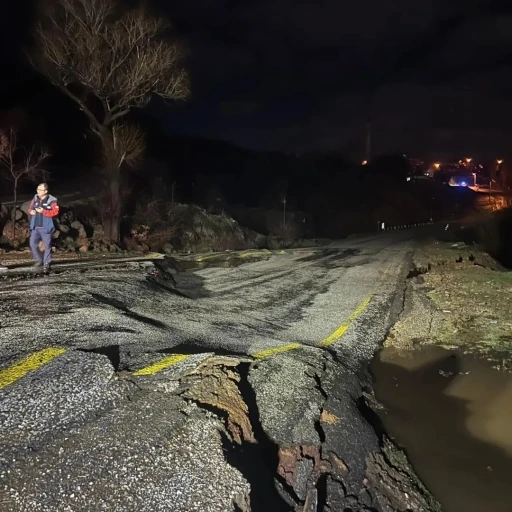 Yoğun yağış sonrası k&ouml;y yolunda &ccedil;&ouml;kme meydana geldi
