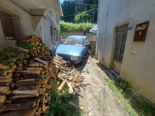 Yokuş aşağı inerken kaza yapıp iki evin arasına d&uuml;şt&uuml;
