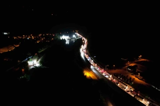 Yol &ccedil;alışması ve trafik kazası birleşince Sakarya D-650 karayolunda trafik kilitledi
