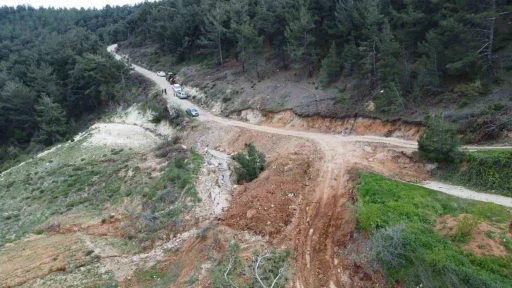 Yol &ccedil;&ouml;kt&uuml;, mahalleli 3 aydır tarlasına y&uuml;r&uuml;yerek gidiyor
