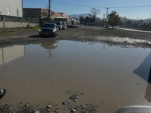 Yol gölete döndü, kapalı pazar yerinde vatandaşın çilesi bitmiyor
