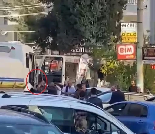 Yol kavgasında kendi sopasıyla dayak yedi: O anlar kamerada
