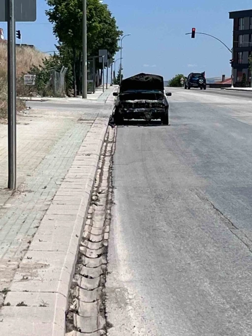 Yol kenarına bırakılan yanmış ara&ccedil; dikkat &ccedil;ekiyor
