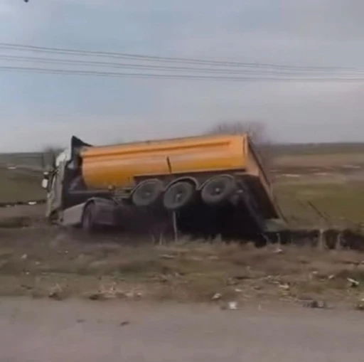 Yol kenarına devrilen kamyonun s&uuml;r&uuml;c&uuml;s&uuml; yaralandı
