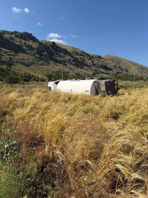 Yol kenarına devrilen tankerin s&uuml;r&uuml;c&uuml;s&uuml; yaralandı
