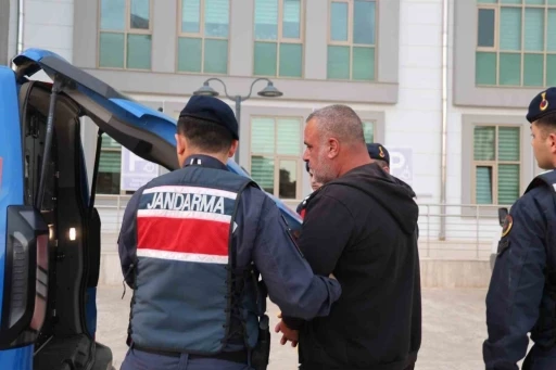 Yol kenarındaki gen&ccedil; kıza &ccedil;arpan s&uuml;r&uuml;c&uuml; yakalandı
