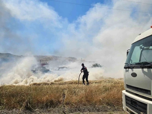 Yol kenarındaki otluk alanda yangın &ccedil;ıktı
