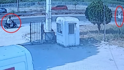 Yol kenarındaki tabelaya &ccedil;arpan motosikletli kask sayesinde hayata tutundu
