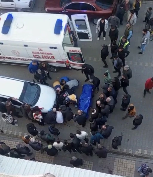 Yol ortasında eşini bı&ccedil;aklayarak &ouml;ld&uuml;rd&uuml;
