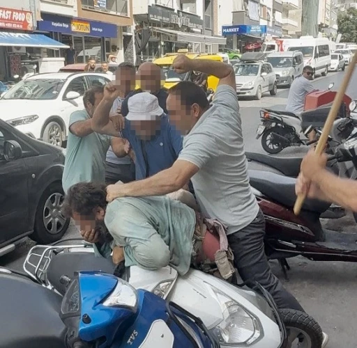 Yol ortasında öldüresiye darbettiler: O anlar kamerada

