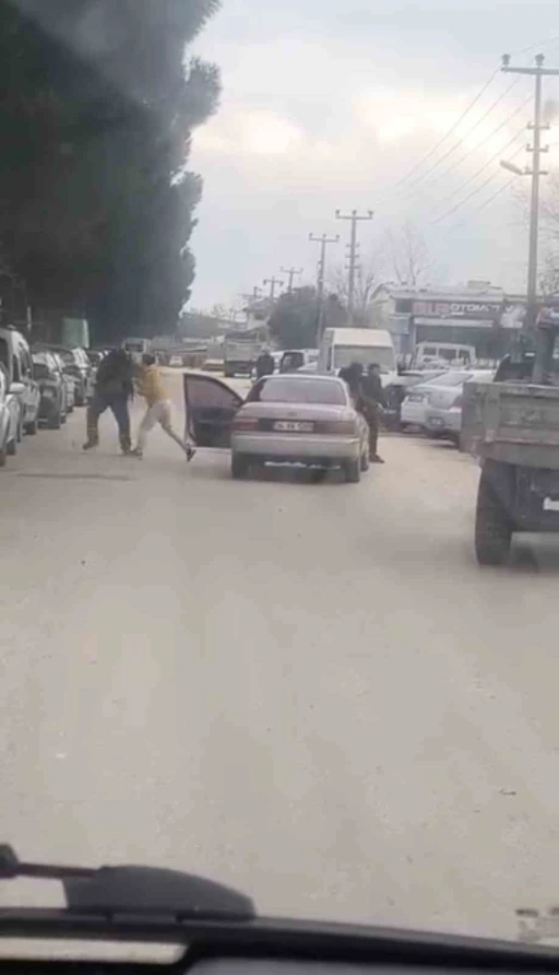 Yol ortasında yumruklu kavga kamerada
