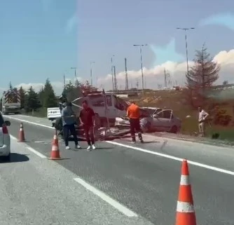 Yol şeridi &ccedil;eken araca otomobil &ccedil;arptı
