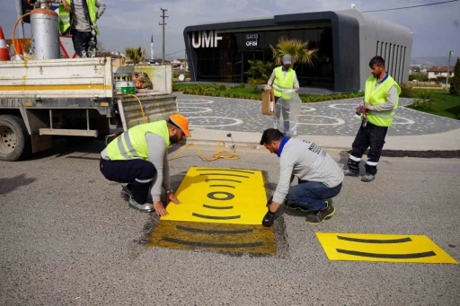 Yol ve yaya çizgileri yenileniyor
