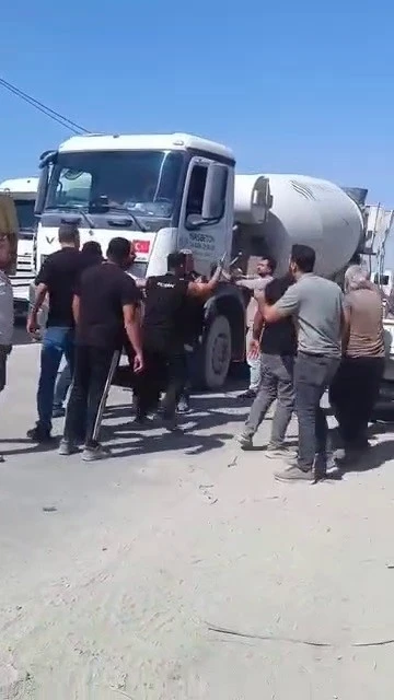 Yol verme tartışmasında sinirlenen vatandaş, kendini ringde hissedercesine kamyonu yumrukladı

