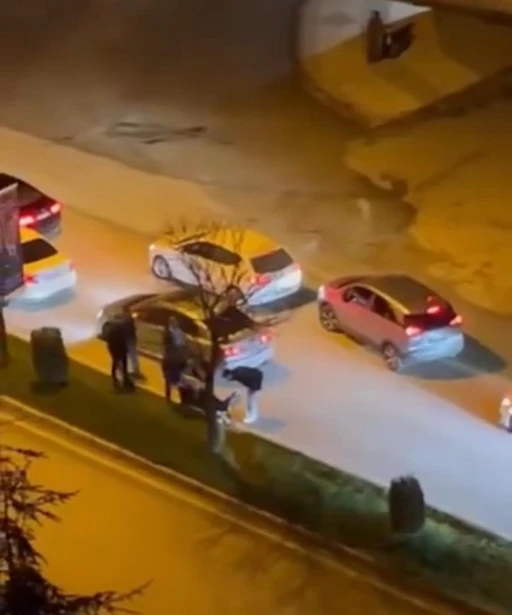 Yol verme tartışmasında trafikte araçlarını durdurup kavga ettiler
