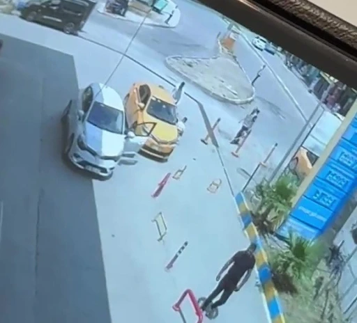 Yol verme y&uuml;z&uuml;nden tartıştığı taksiciyi takip edip bı&ccedil;akladı: O anlar kamerada
