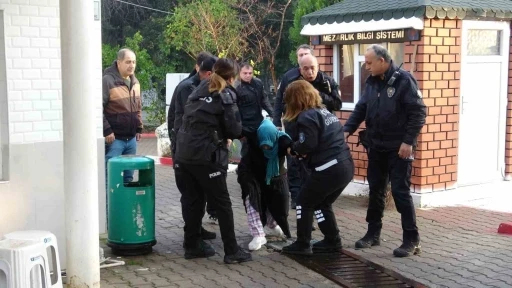 Yola bıraktığı &ccedil;anta polisi alarma ge&ccedil;irdi, g&ouml;zaltına alınırken g&uuml;&ccedil;l&uuml;k yaşattı
