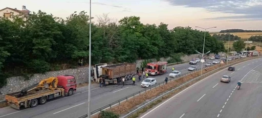 Yola düşen tomruk kazaya yol açtı: Traktör sürücüsü ağır yaralandı
