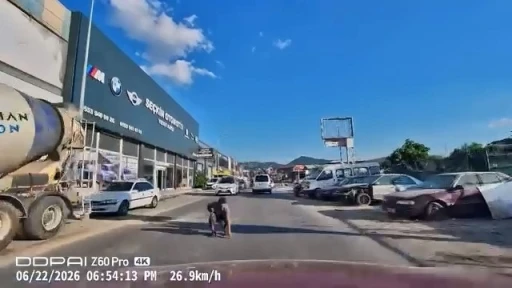 Yola d&uuml;ş&uuml;rd&uuml;ğ&uuml; eşyayı almak isterken saniyelerle &ouml;l&uuml;mden kurtuldu
