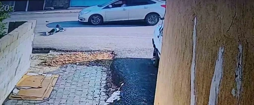 Yola fırlayan &ccedil;ocuk otomobilin &ccedil;arpmasıyla metrelerce savruldu: O anlar kamerada
