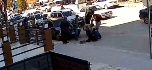 Yola fırlayan &ccedil;ocuklar otomobile &ccedil;arptı

