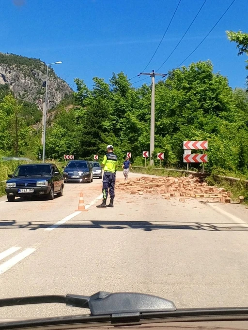 Yola sa&ccedil;ılan tuğlalar ulaşımı tek y&ouml;ne d&uuml;ş&uuml;rd&uuml;
