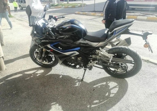 Yola savrulan motosikletin s&uuml;r&uuml;c&uuml;s&uuml; kaskı sayesinde kurtuldu
