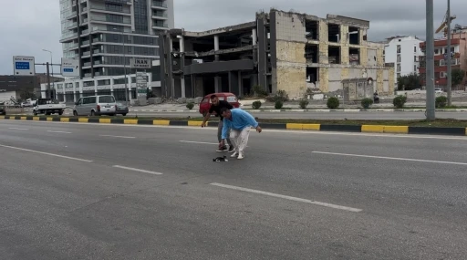 Yolcu dolu minibüsü durdurarak akan trafikte çaresizce bekleyen yavru kediyi kurtardı
