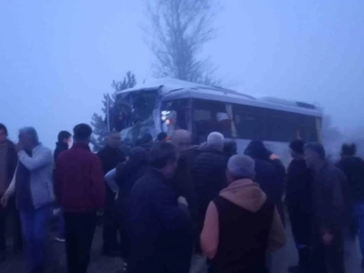 Yolcu midib&uuml;s&uuml; ile yakıt y&uuml;kl&uuml; tır &ccedil;arpıştı: 3 yaralı
