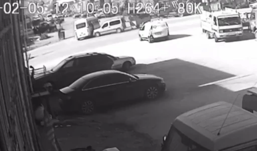 Yolcu minib&uuml;s&uuml; ile hafif ticari aracın karıştığı kaza anı kameraya yansıdı
