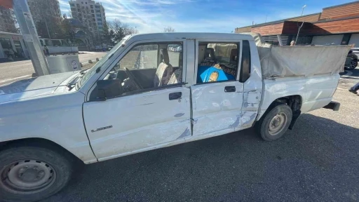 Yolcu minib&uuml;s&uuml; ile kamyonetin &ccedil;arpıştığı kaza kameraya yansıdı
