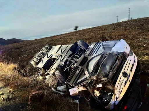 Yolcu otobüsü devrildi: 2 ölü, 21 yaralı
