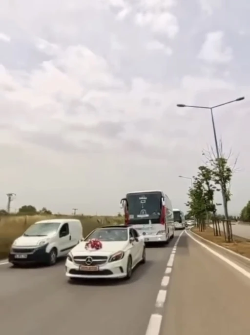 Yolcu otobüsü düğün konvoyuna girdi, konvoyda tehlikeli anlar kamerada
