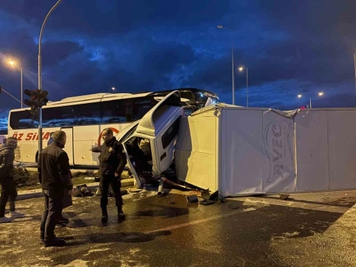 Yolcu otob&uuml;s&uuml; ile kamyonet &ccedil;arpıştı: 5 yaralı
