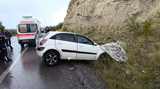 Yolcu otobüsü otomobille çarpıştı: 2 ölü
