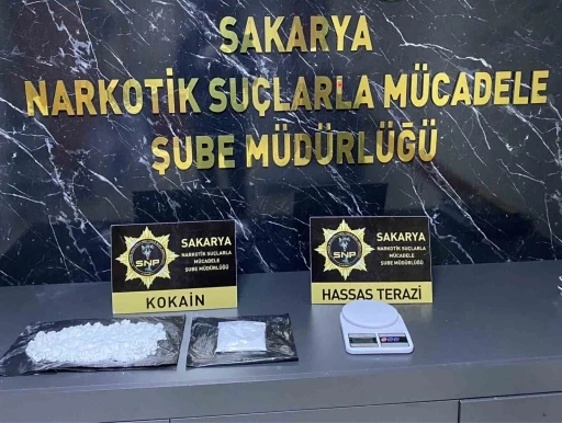 Yolcu otob&uuml;s&uuml;nde yarım kilo kokain ele ge&ccedil;irildi: 2 kişi tutuklandı
