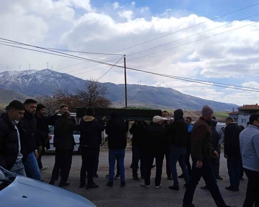 Yolculuğunun 30’uncu kilometresinde geçirdiği kazada ölen genç adam toprağa verildi
