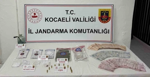 Yolcunun üstünden ve valizinden 7 kilo uyuşturucu ele geçirildi
