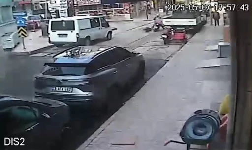Yolda dengesini kaybedip düşen yaşlı adama motosiklet çarptı
