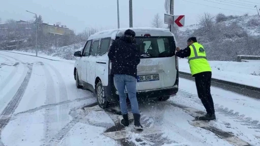 Yolda kalan araçları iterek kurtardı