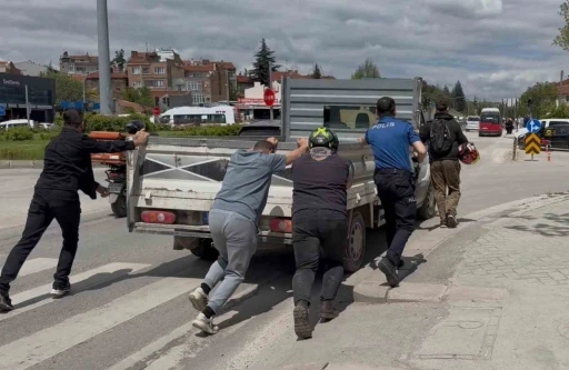 Yolda kalan kamyonetin imdadına polis ve s&uuml;r&uuml;c&uuml;ler yetişti
