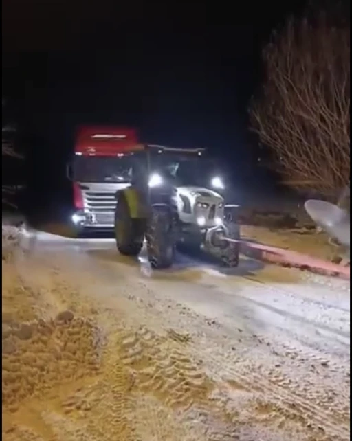 Yolda kalan tır, konvoy halinde &ccedil;ekilerek kurtarıldı
