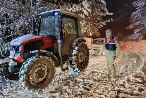 Yolda kalan vatandaşların yardımına Jandarma ekipleri yetişti
