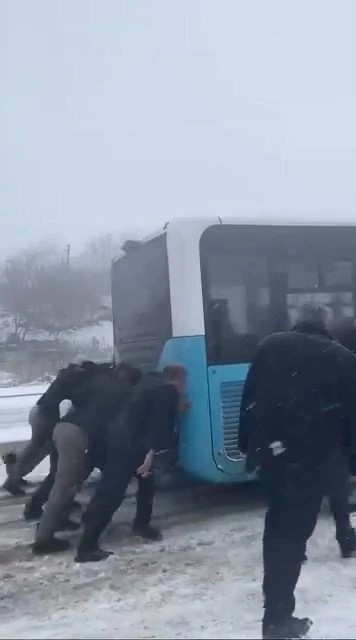 Yolda kalan yolcu otob&uuml;s&uuml;n&uuml;n yardımına vatandaşlar yetişti
