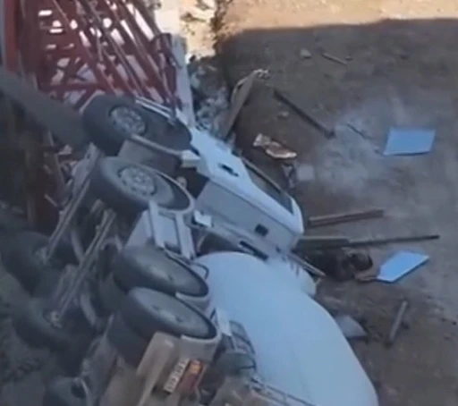 Yolda oluşan çökme nedeniyle beton mikseri devrildi: 1 yaralı

