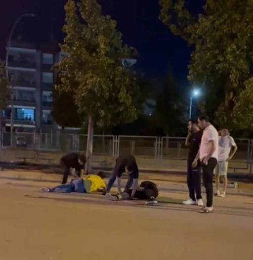 Yolda yürürken silahlı saldırıya uğrayan 2 genç yaralandı
