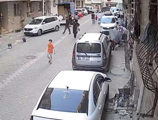 Yolda yürüyen kadın, hırsızın hedefi oldu; cebinden telefonu çalındı
